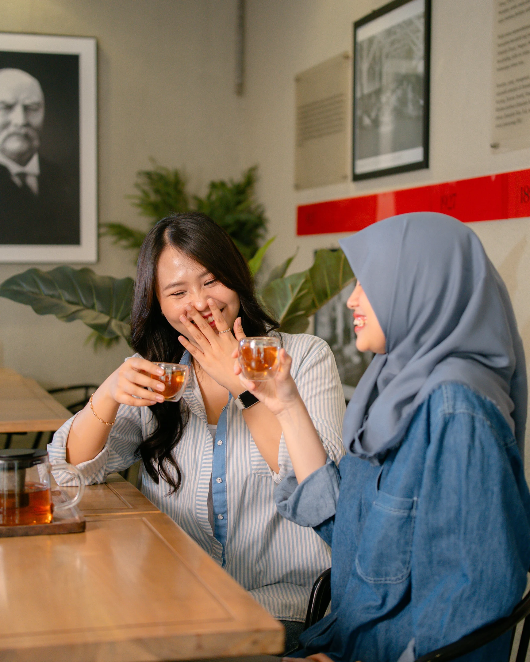 Dua tamu tertawa sambil menikmati teh di Bosscha Space
